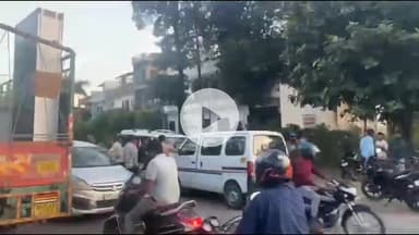 धनौरा: गजरौला में दो कारों की भिड़ंत, एक व्यक्ति घायल, हालत गंभीर