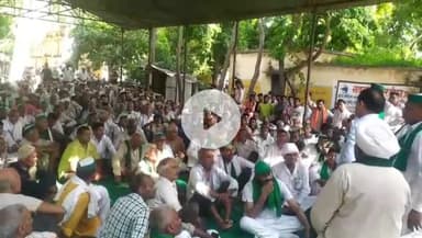 गभाना: चंडौस ब्लॉक में किसानों ने सहकारी समिति सचिव को हटाने की मांग को लेकर की पंचायत, अधिकारियों के आश्वासन पर समाप्त किया