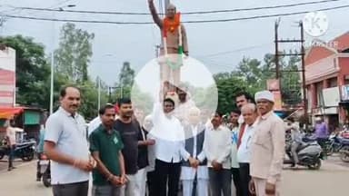 खुरई: कांग्रेसियों ने राजीव चौराहे पर मनाई पूर्व प्रधानमंत्री राजीव गाँधी की 81वीं जयंती, देश के योगदान को किया याद