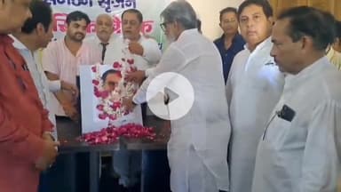 रामपुर: जिला अस्पताल परिसर में कांग्रेसियों ने पूर्व PM राजीव गांधी की जयंती मनाई, फोटो पर फूल चढ़ाकर व मरीजों को फल बांटकर