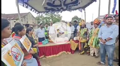 அம்பத்தூர்: பூவிருந்தவல்லி: பூந்தமல்லி பெங்களூர் நெடுஞ்சாலையில் பூந்தமல்லி போக்குவரத்து போலீசார் சார்பில் சாலை போக்குவரத்து விழிப்புணர்வு நிகழ்ச்சி நடைபெற்றது