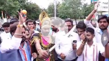 हुज़ूर: भोपाल में NSUI का अनोखा ड्रग्स विरोध, पीसीसी कार्यालय के बाहर कुंभकरण बनकर प्रदर्शन