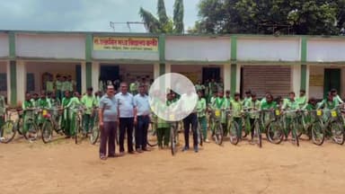 हज़ारीबाग: मध्य विद्यालय खरकी में राज्य सरकार द्वारा साइकिलों का वितरण