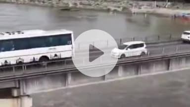 करनैलगंज: सरयू नदी का जलस्तर घटा, एल्गिन ब्रिज पर खतरे के निशान से 0.24 सेमी ऊपर