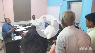 पतरघट: पतरघट पहुंचे उप विकास आयुक्त, मतदाता पुनरीक्षण कार्यों को लेकर बीएलओ के साथ की बैठक