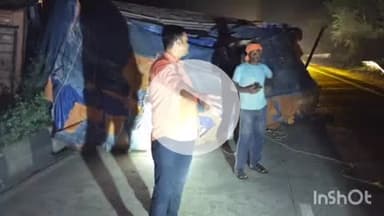 चौपारण: दनूआ घाटी में माल लदा ट्रक पलटा ,चालक हुआ घायल ,थाना प्रभारी पहुंचे मौके पर