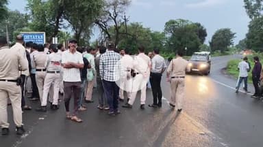 बीना: ग्राम कुरुवा कचरा प्लांट पर ग्रामीणों का विरोध जारी, पुलिस व प्रशासन के अधिकारी पहुंचे, सहमति नहीं बनी