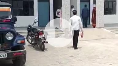 लंभुआ: तहसील परिसर के बरामदे में प्रदर्शन रोकने पर अधिवक्ता हुए आक्रोशित, एसडीएम के ट्रांसफर कर रहे मांग