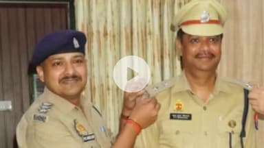रामपुर: एसपी विद्यासागर ने अपने कैंप कार्यालय में ASP के IPS बनने पर बैच लगाकर दी बधाई
