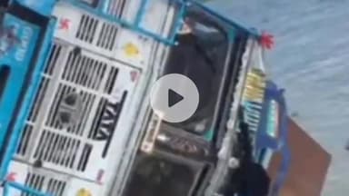 पंडारक: पंडारक थाना क्षेत्र: मोकामा-बख्तियारपुर फोरलेन पर बालू लदा ट्रक पलटा, ड्राइवर बाल-बाल बचा