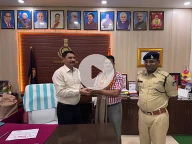 टीकमगढ़: वृंदावन: तालाब में डूब रही महिला को बचाने वाले व्यक्ति को पुलिस अधीक्षक ने किया सम्मानित