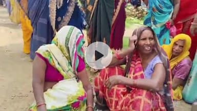 कर्वी: बरगढ़ मडहा संपर्क मार्ग पर युवक की हत्या के मामले में परिजनों ने शव रखकर किया सड़क जाम