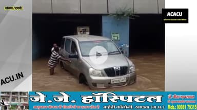 तीन पुलिया के पानी में फंस गई कार.लोगों ने धक्का देकर निकाला