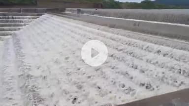 ಅಳ್ನಾವರ: ಸತತ ಮಳೆ: ತುಂಬಿ ಹರಿಯುತ್ತಿರುವ ಅಳ್ನಾವರ ತಾಲೂಕಿನ ಹುಲಿಕೇರೆಯ ಇಂದಿರಮ್ಮನ ಕೆರೆ