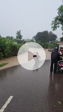 ambota se ashadevi hoshiarpur bypass pr bhari barish se land slide or khadain ufaan pr hain.