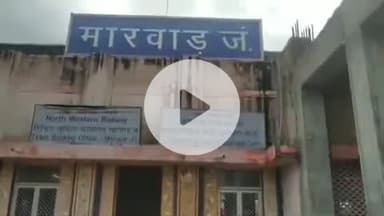 मारवाड़ जंक्शन: मारवाड़ जंक्शन रेलवे स्टेशन पर गुजरात और महाराष्ट्र में तेज बरसात के कारण ट्रेनें विलंब से पहुंच रही हैं