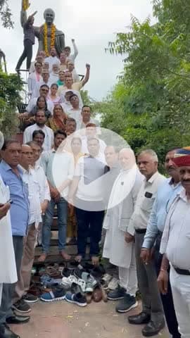 अलवर: अलवर में पूर्व पीएम राजीव गांधी की जयंती पर कांग्रेसियों ने उनकी प्रतिमा पर माल्यार्पण कर श्रद्धांजलि दी