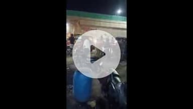 सिराथू: कमासिन चौराहे पर युवक को दबंगों ने लात-घुसों और बेल्ट से पीटा, पुलिस रही मौजूद