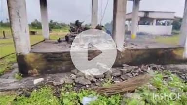 हिंगणघाट: साखरा गावात ऐन अंत्यसंस्कारावेळी छत कोसळले, नातेवाईकांची धावपळ; स्मशानशेडची तातडीने दुरुस्तीची मागणी