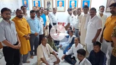 झांसी: मानिक चौक स्थित कांग्रेस के झांसी जिला कार्यालय में कांग्रेसियों ने पूर्व प्रधानमंत्री राजीव गांधी की जयंती मनाई