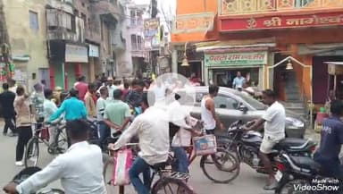 मिर्ज़ापुर: पेहटी के चौराहा पर मालवाहक ने कार को पीछे से मारी टक्कर, घंटों हुई नोकझोंक, स्थानीय लोगों ने किया बीच-बचाव