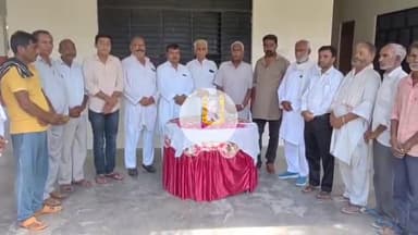 रामपुर: धमोरा में कांग्रेस पार्टी के पूर्व जिलाध्यक्ष के यहां पूर्व प्रधानमंत्री राजीव गांधी की 81वीं जयंती मनाई गई