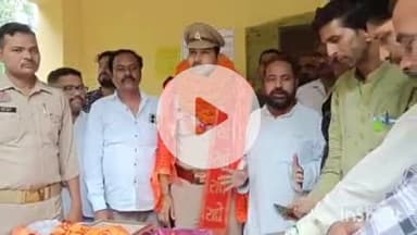 बिधूना: ऐरवाकटरा क्षेत्र के उमरैन चौकी इंचार्ज का गैर जनपद हुआ स्थानांतरण, लोगों ने फूलमालाओं के साथ दी विदाई