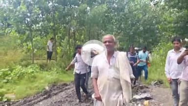 सहारनपुर: गांव पिंजरा में नदी से होकर श्मशान तक शव यात्रा ले जाने को ग्रामीण मजबूर, वीडियो हुआ वायरल