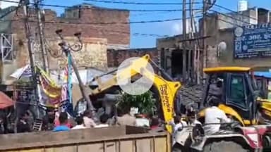 धनौरा: गजरौला हसनपुर रोड पर अतिक्रमण के खिलाफ नगर पालिका ने चलाया बुलडोजर, शुरू हुआ अतिक्रमण हटाओ अभियान