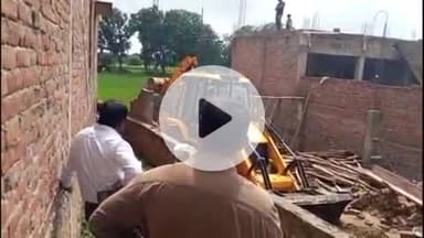 सिराथू: औरेनी गाँव में बुलडोजर चला, राजस्व टीम ने दबंगों द्वारा सरकारी चकमार्ग पर कराए जा रहे निर्माण को हटवाया