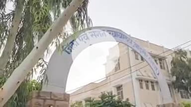 बाड़मेर: बाड़मेर एडीजे कोर्ट-1 ने नसबंदी ऑपरेशन फेल होने और हर्जाना राशि न भरने पर सीएचएचओ की गाड़ी को कुर्क करवाया