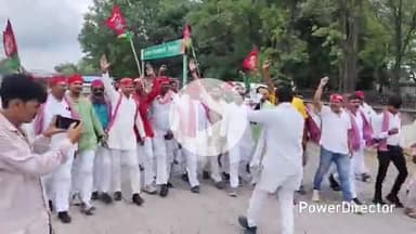 कर्वी: चित्रकूट जनपद में खाद की किल्लत और अन्ना पशुओं की समस्या को लेकर सपा कार्यकर्ताओं ने डीएम को सौंपा ज्ञापन