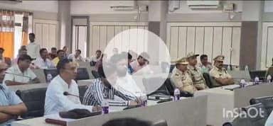 दंतेवाड़ा: दन्तेवाड़ा में कलेक्टर ने पशु जनित सड़क दुर्घटनाओं को रोकने के लिए पशुपालकों में जागरूकता लाने की की अपील