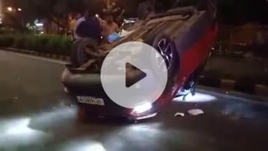 झांसी: कुंज बिहारी मंदिर के पास तेज रफ्तार कार ने सड़क किनारे खड़ी कार में टक्कर मारी, डिवाइडर से टकराकर पलटी, वीडियो हुआ वायरल