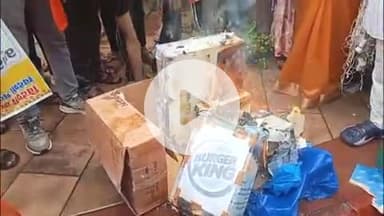 लाडपुरा: भारत-अमेरिका टैरिफ वार के बीच स्वदेशी जागरण मंच ने कलेक्ट्रेट पर विदेशी सामानों की जलाई होली