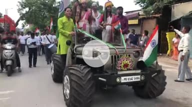 मथुरा: अमर उजाला न्यूज पेपर द्वारा आयोजित होने वाले कार्यक्रम मां तूझे प्रणाम में अपनी गाड़ी के साथ बृज यातायात टीम रही श