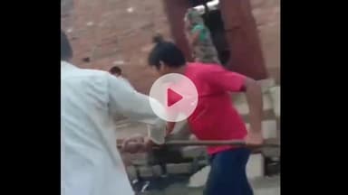 झांसी: बराठा में हुई मारपीट का वीडियो वायरल होने के बावजूद कोई कार्रवाई नहीं हुई, पीड़ित महिला ने DIG से की शिकायत