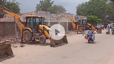 धौलपुर: नगर परिषद ने सड़क चौड़ीकरण के लिए रेलवे स्टेशन से बस स्टैंड तक अतिक्रमण हटाया