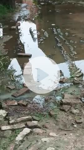 kusaila moti kheda sarkari khanje per paani ka jamaw gao ka pardhan bhi kuch nhi krta h pardhan kahta h apne aap bna lo