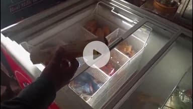 रतलाम नगर: कालिका माता मंदिर के पास सांवरिया सैंडविच पर एक्सपायर पानी की बोतल का वीडियो वायरल, खाद्य विभाग ने की जांच