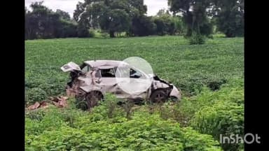 धार: धार जिले के ग्राम धानी में अनियंत्रित होकर पलटी कार, आबकारी विभाग ने 171 लीटर अवैध शराब जब्त की, आरोपी ड्राइवर फरार