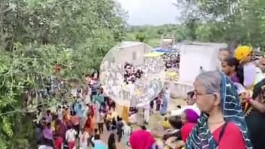 करौली: टोंकें खरैटा में नंदे भूमिया की वार्षिक मेले में प्रभारी मंत्री बैढम ने कर्नल किरोड़ीसिंह बैसला की मूर्ति का किया अनावरण