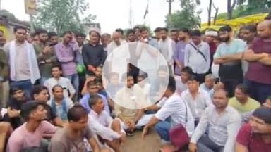 पीपलदा: शेरगढ़ निवासी लाइनमैन की बिजली का कार्य करते समय करंट लगने से हुई मौत, विधायक सहित परिजन अंबेडकर सर्किल पर बैठे धरने पर