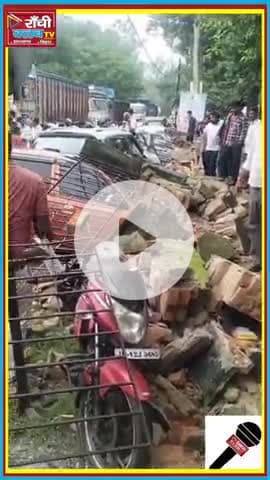 Koderma Sadar Hospital Boundary Collapse | लाखों का नुकसान 🚨 Vehicles दब गए

#Koderma #JharkhandNews #HospitalNews
