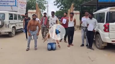 चूरू: जलभराव और गंदगी से परेशान निवर्तमान पार्षद ने घुटनों के बल कलेक्ट्रेट पहुंचकर किया प्रदर्शन, पुलिस ने किया हिरासत में