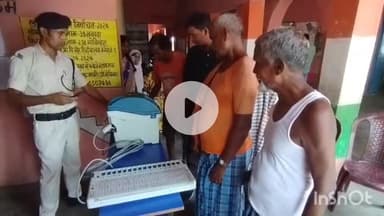 रोह: रोह के प्राथमिक विद्यालय हिंदी बालक में मतदान केंद्रों पर मतदाताओं को वोट डालने का प्रशिक्षण