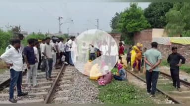 सुल्तानपुर: ट्रेन की चपेट में आने से युवक की हुई मौत, शव के पास बिलखती रही मां