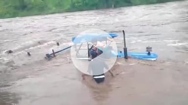 अचानक हुई बरसात में बीच नदी में फंसा टैक्टर