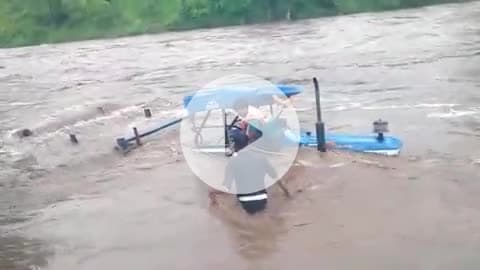 अचानक हुई बरसात में बीच नदी में फंसा टैक्टर