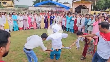 कोंडागांव: जिले में NHM कर्मचारियों की अनिश्चितकालीन हड़ताल चौथे दिन भी जारी, संविदा प्रथा का पुतला दहन कर जताया आक्रोश